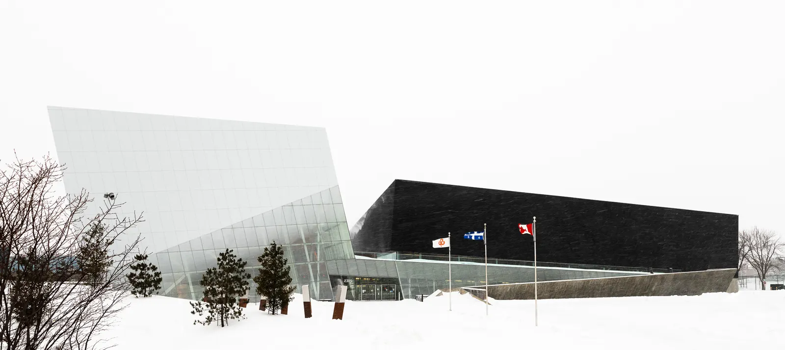 Complexe sportif de Saint-Laurent – Saucier + Perrotte Architectes / Hughes Condon Marler Architects