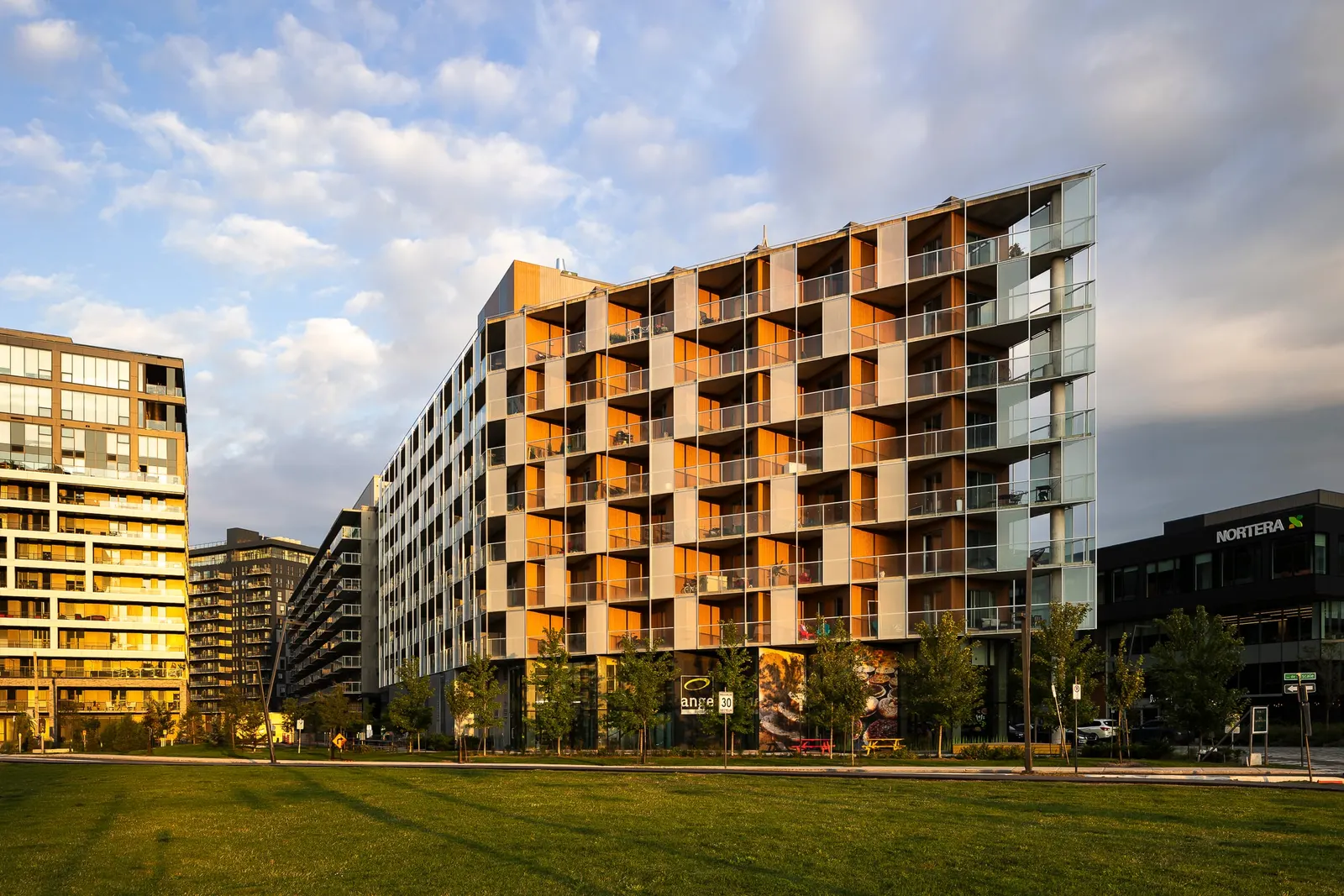 Solar Uniquartier, Brossard – Leroux+Cyr